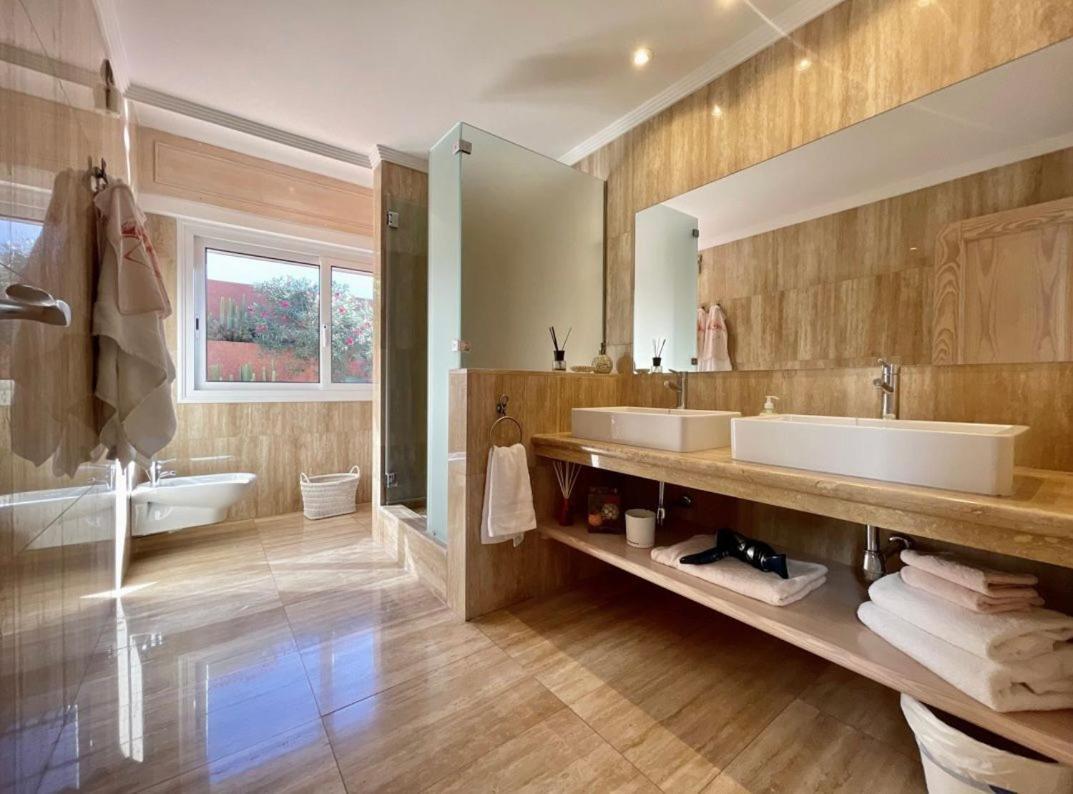 Villa Amorio A Spacious Modern Getaway With A Private Heated Pool & Sea Views Costa Adeje  Bagian luar foto