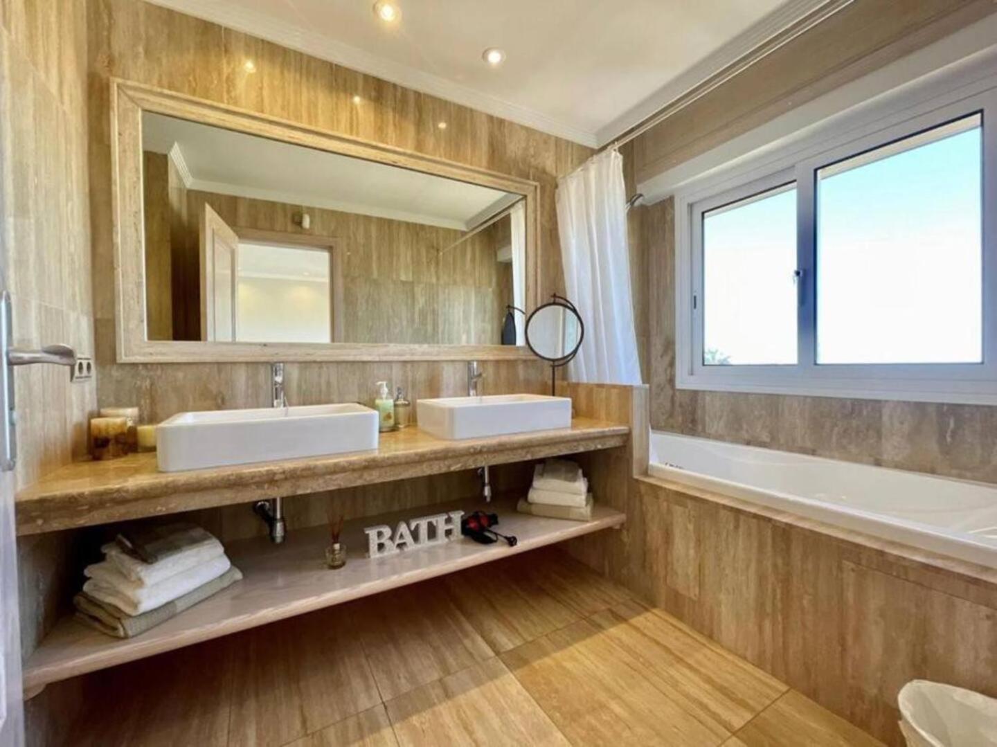 Villa Amorio A Spacious Modern Getaway With A Private Heated Pool & Sea Views Costa Adeje  Bagian luar foto