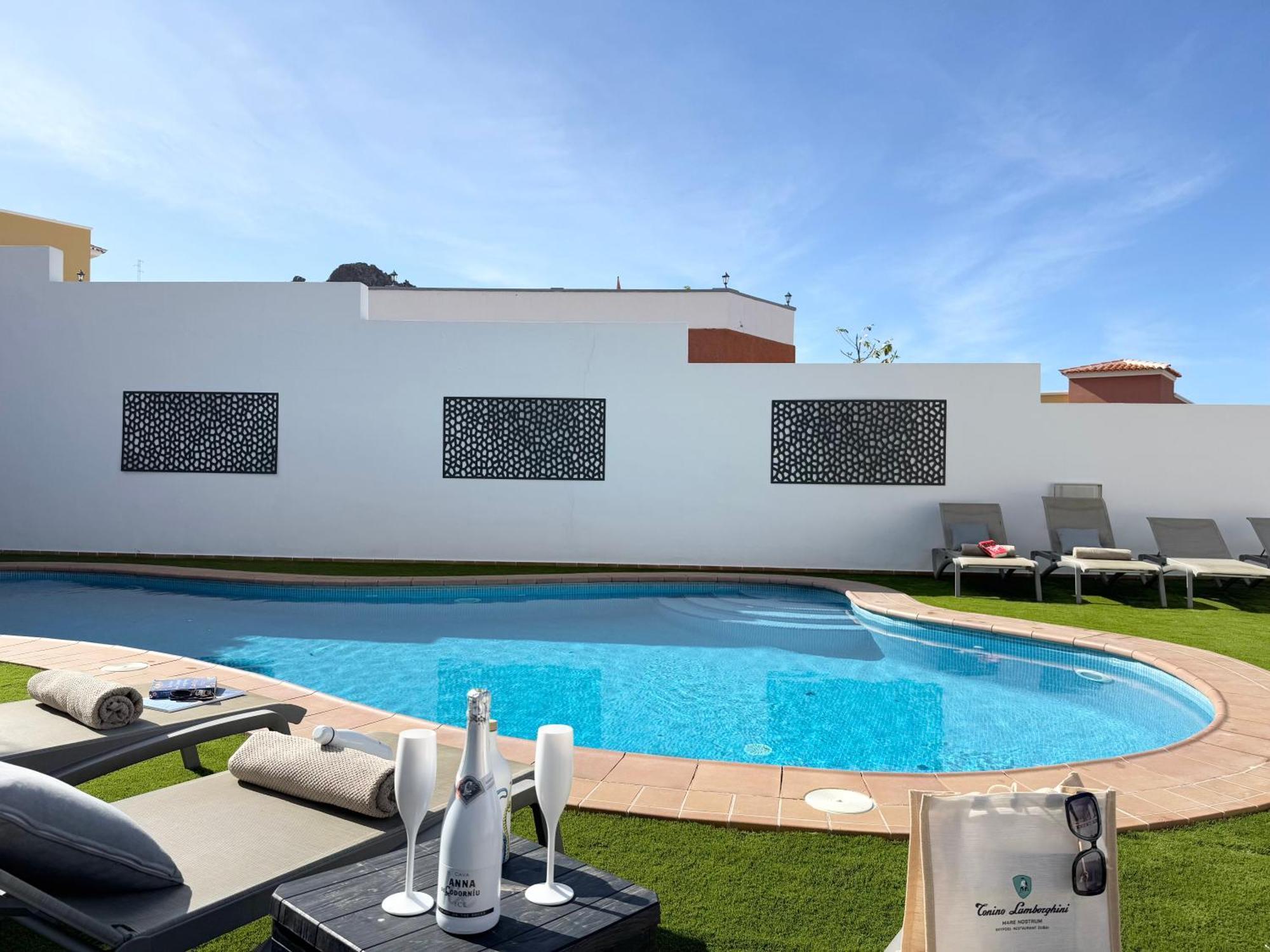 Villa Amorio A Spacious Modern Getaway With A Private Heated Pool & Sea Views Costa Adeje  Bagian luar foto